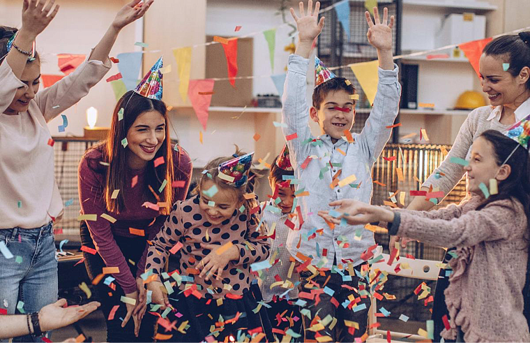 家人朋友在玩五彩纸屑,庆祝朋友的生日。